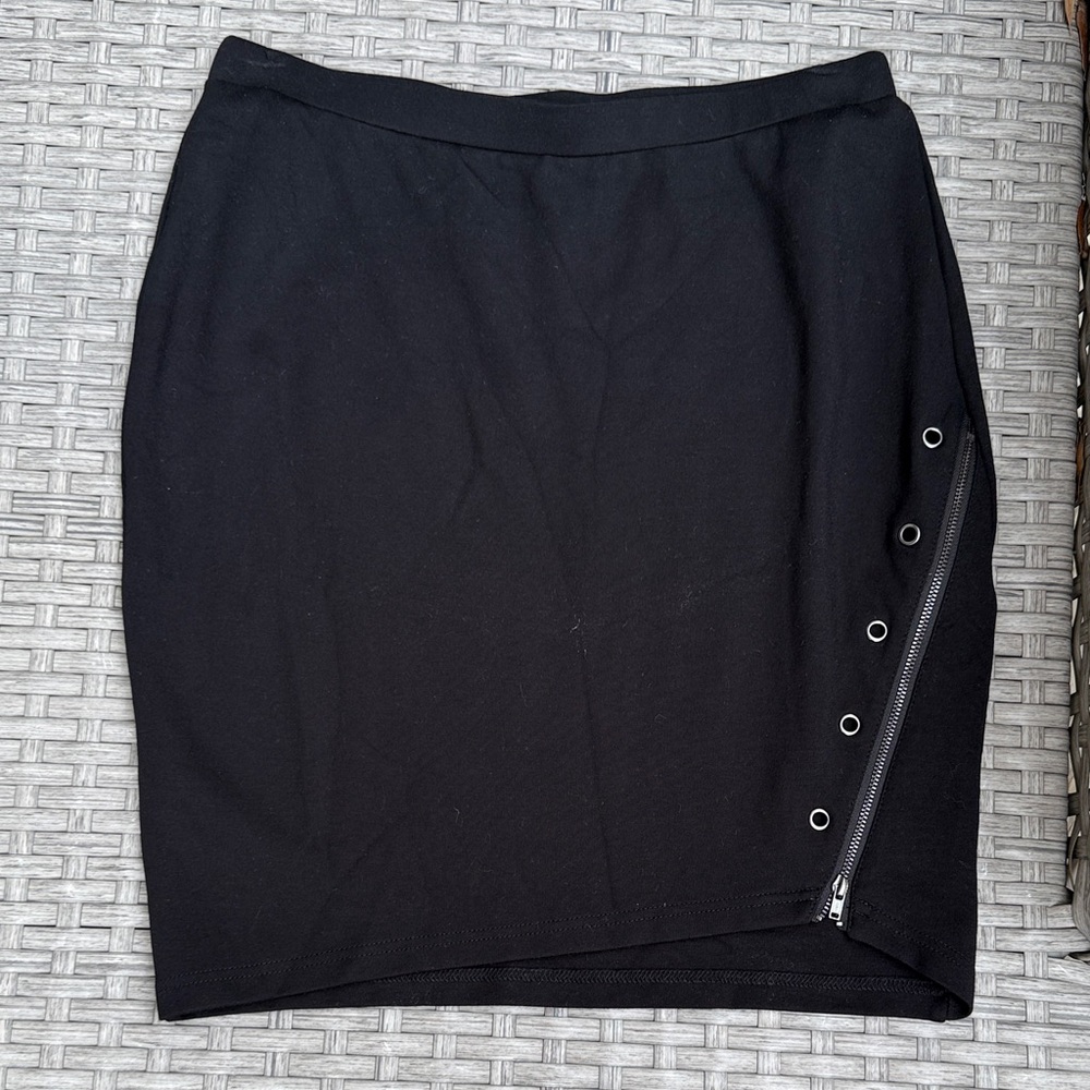 Elegant Black Pencil Skirt with Zipper Accents